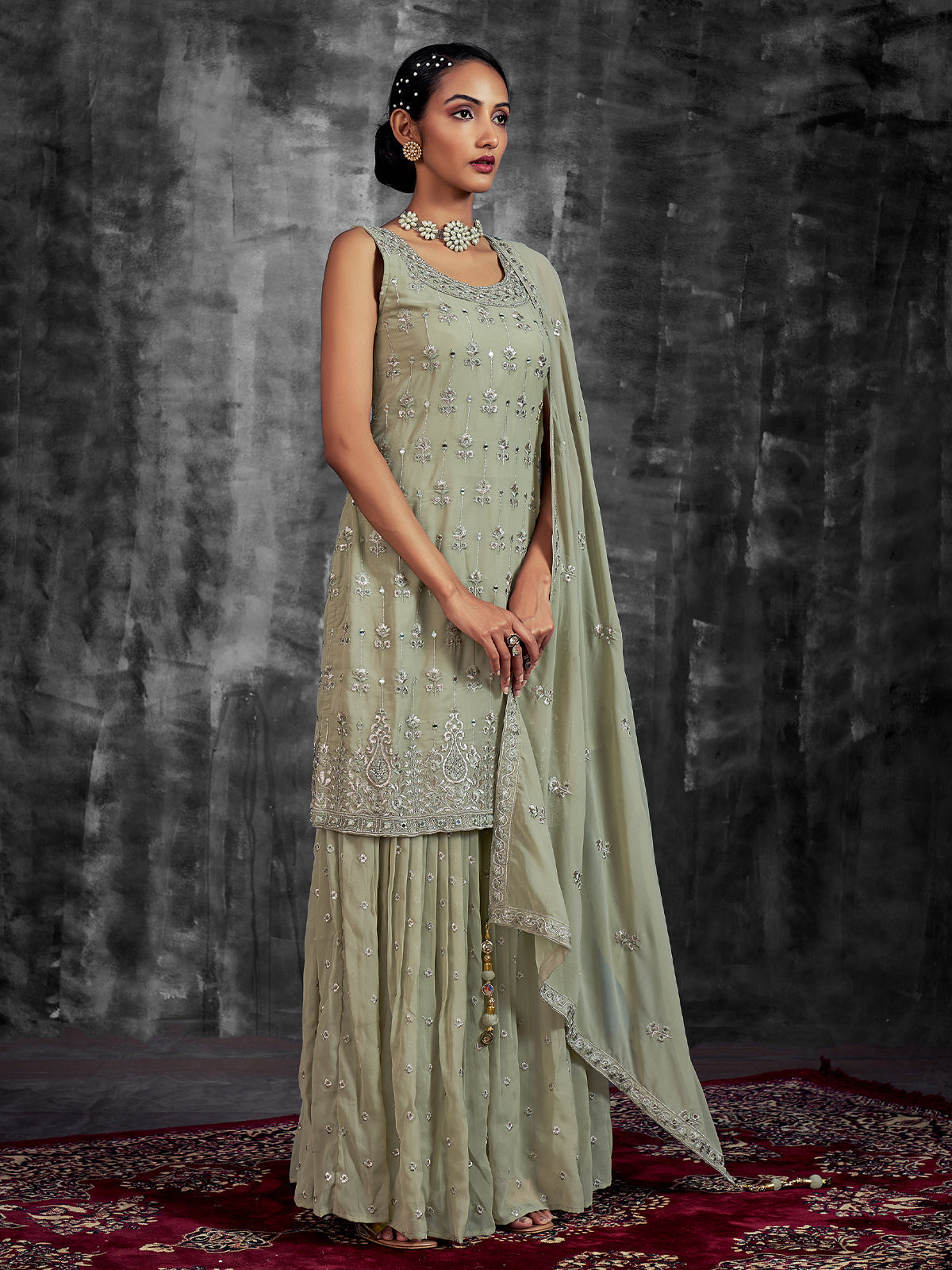 हरे रंग की कढ़ाई वाला पार्टीवियर सिला हुआ कुर्ता सेट