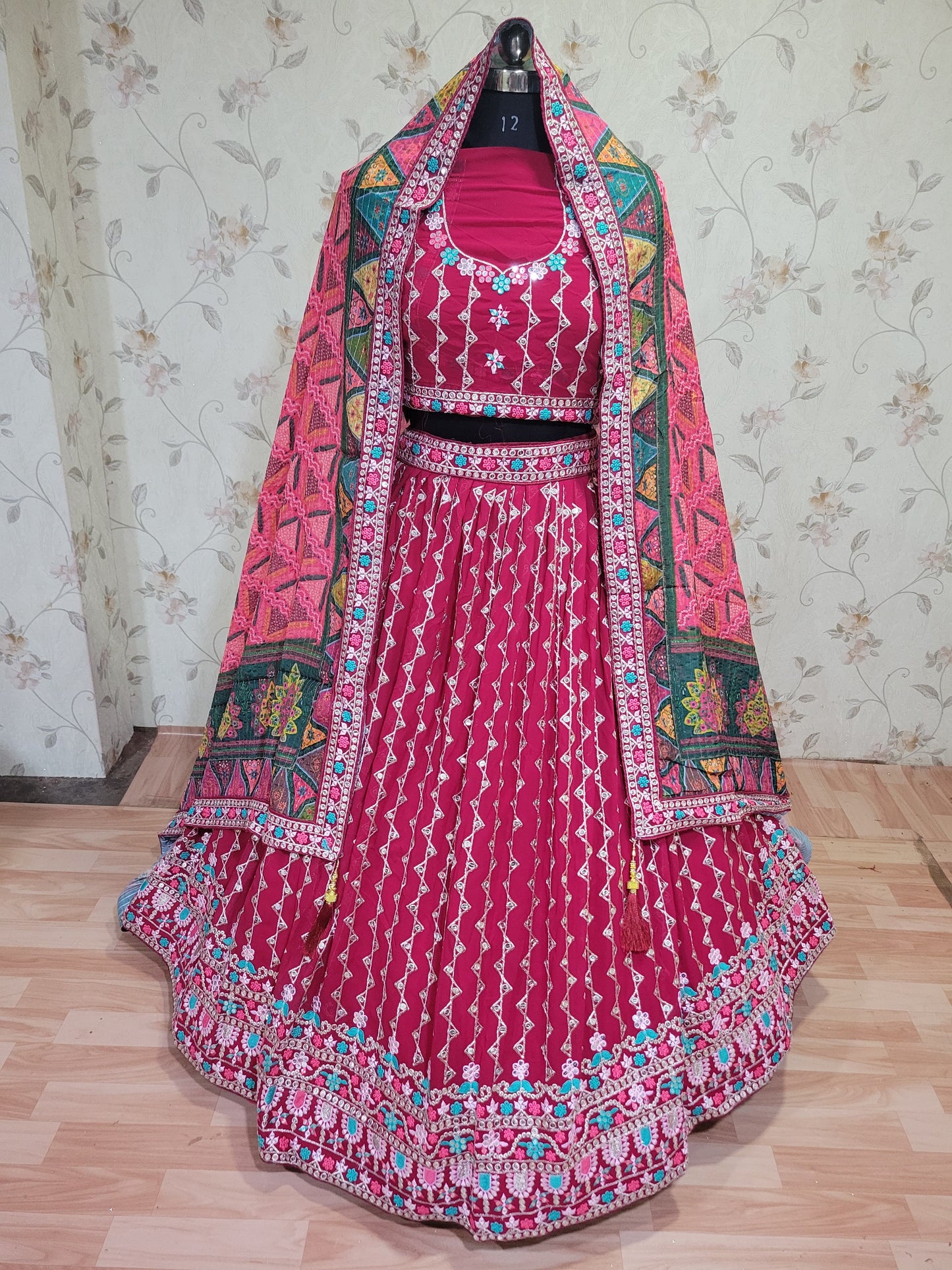 रानी पिंक शानदार पार्टीवियर कढ़ाई और सीक्वेंस वर्क लहंगा चोली