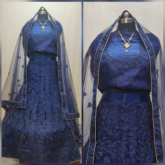 शादी में पहनने के लिए गहरे रंग का सॉफ्ट नेट ग्लिटर कोडिंग कढ़ाई वाला लहंगा चोली