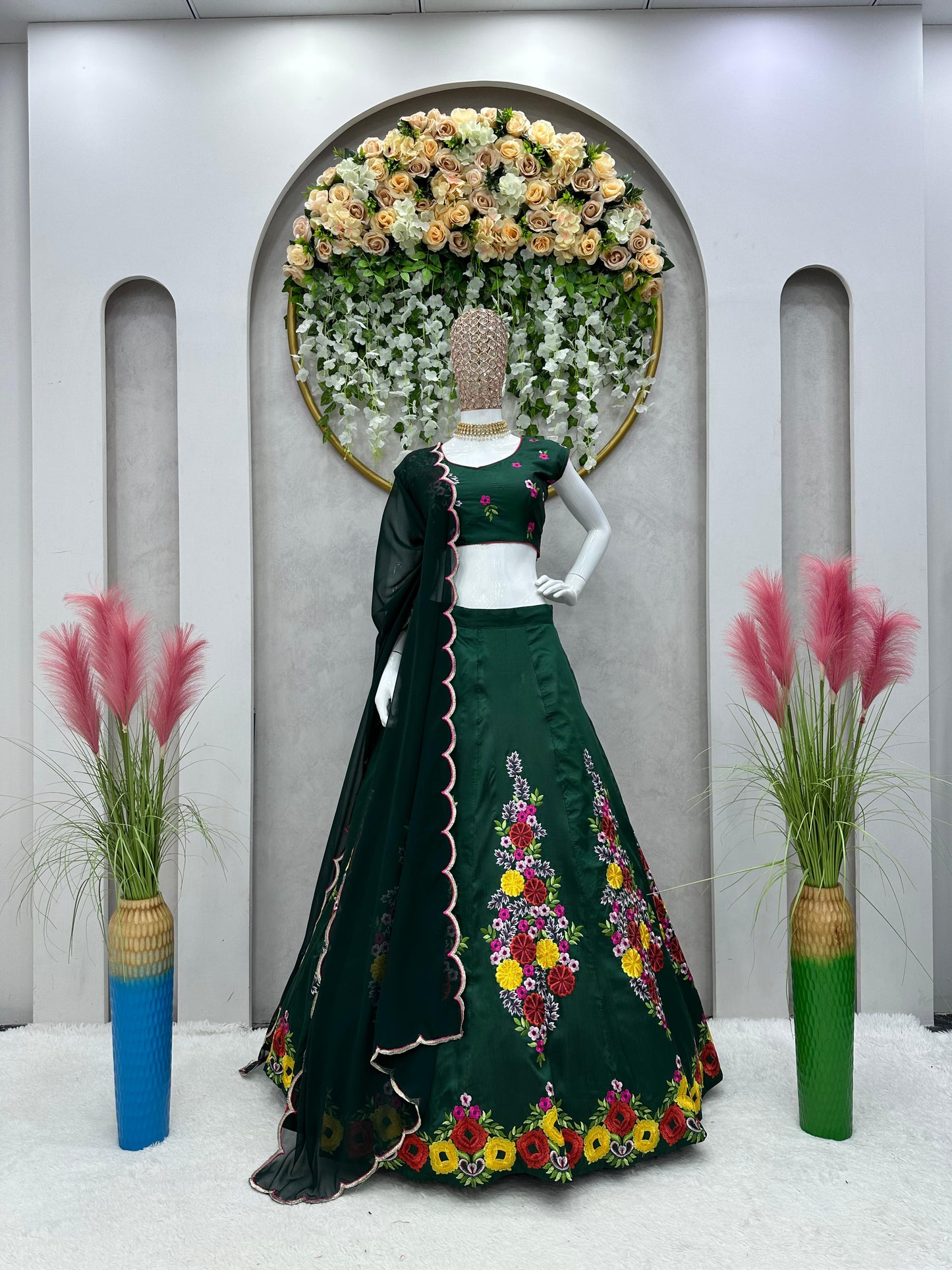 खूबसूरत टेपेटा सिल्क वर्क लहंगा चोली