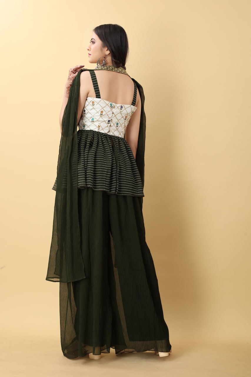 गहरे हरे रंग में शादी के लिए तैयार पलाज़ो और टॉप सेट