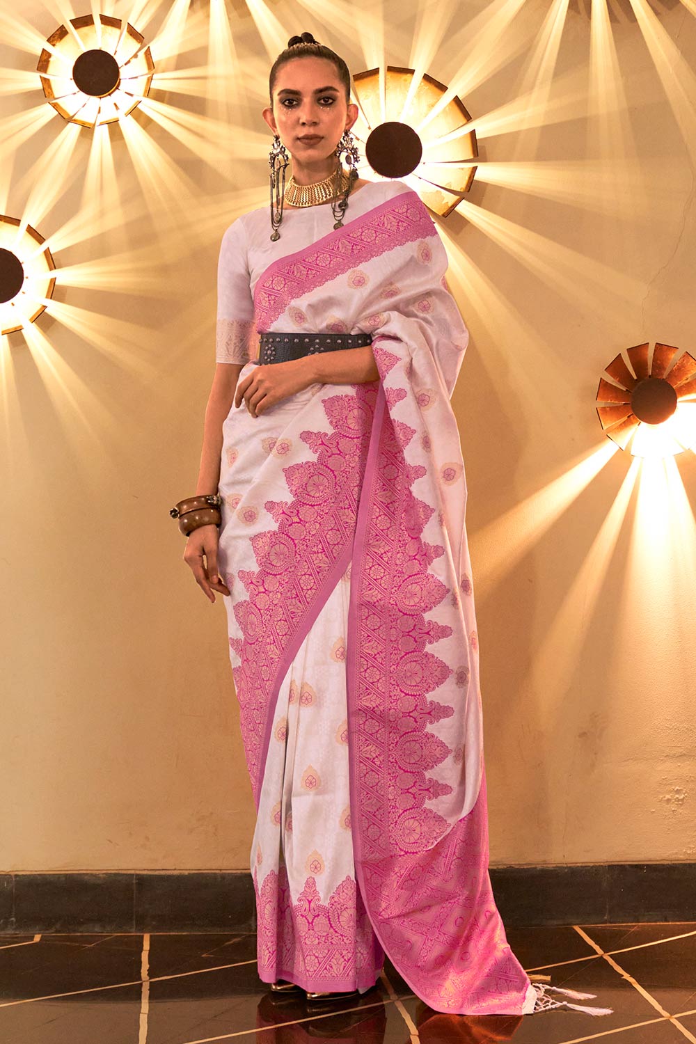 कोर्नेला लैवेंडर आर्ट सिल्क लेस, फ़ॉइल-प्रिंट साड़ी