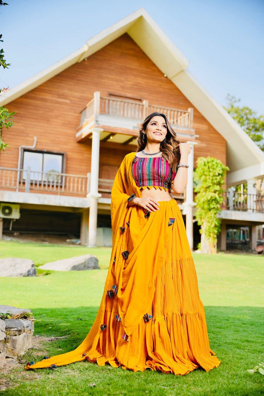 अद्वितीय डिजाइनर जॉर्जेट क्रश वर्क के साथ पीले रंग का लेहंगा चोली