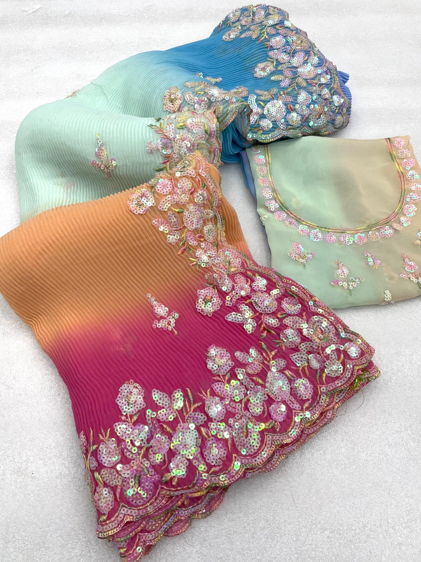 सबसे ज़्यादा ट्रेंडिंग सीक्वेंस वर्क साड़ी