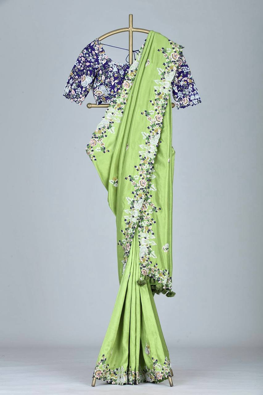 कढ़ाई वर्क और फैंसी कट वर्क बॉर्डर के साथ आकर्षक विचित्रा सिल्क साड़ी