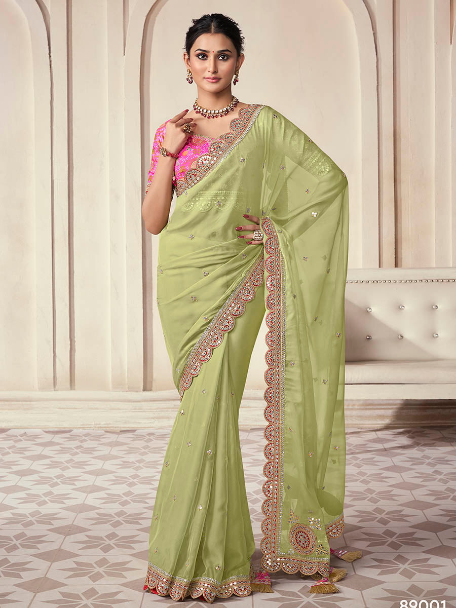 हरे रंग की ऑर्गेना साड़ी में आर्ट सिल्क ब्लाउज़ है
