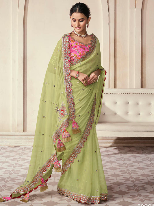 हरे रंग की ऑर्गेना साड़ी में आर्ट सिल्क ब्लाउज़ है