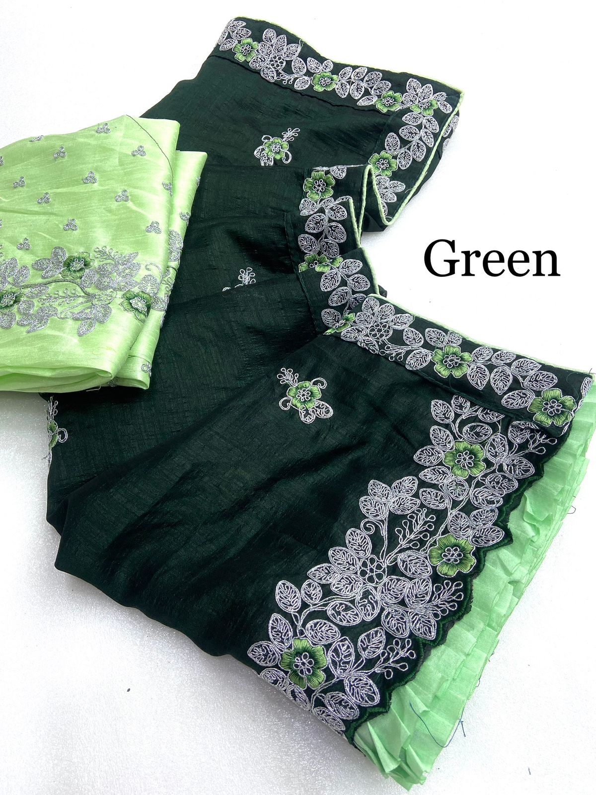 आकर्षक खिलती हुई विचित्रा वर्क साड़ी