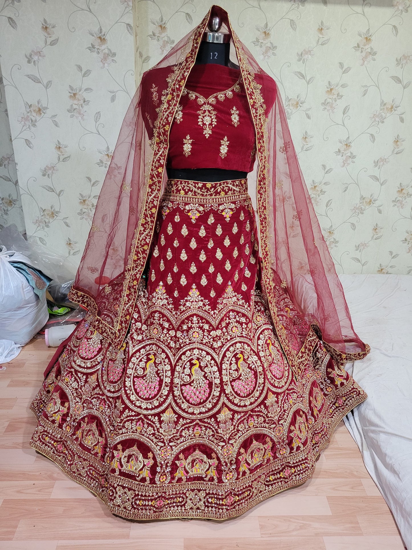 डिजाइनर मैरून कलर वेलवेट कढ़ाई डायमंड वर्क ब्राइडल लहंगा चोली