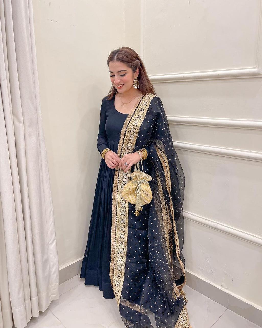 पार्टीवेयर डिज़ाइनर जॉर्जेट वर्क गाउन