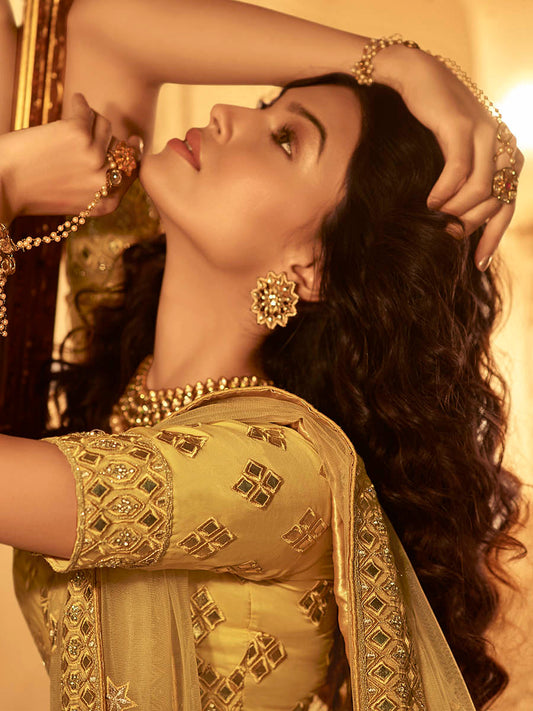 पीला ऑर्गेंजा कढ़ाई वाला लहंगा