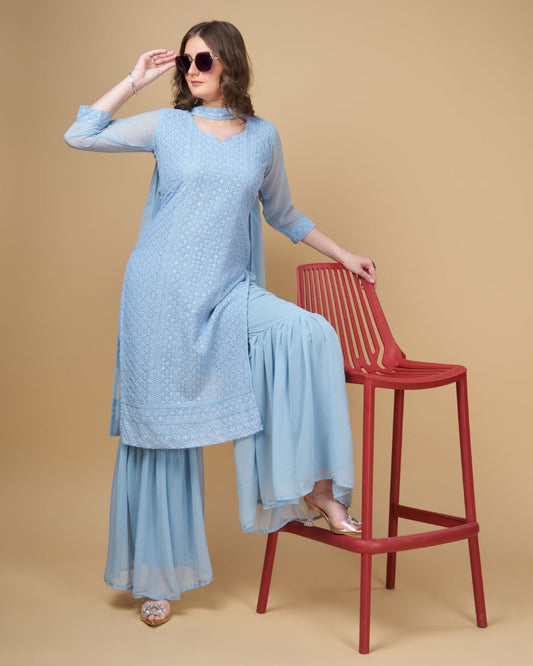 शानदार फॉक्स जॉर्जेट शरारा कुर्ती दुपट्टा सेट - कढ़ाईदार लालित्य