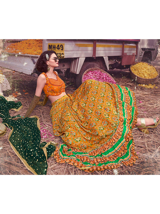 मस्टर्ड आर्ट सिल्क कढ़ाई वाला डिज़ाइनर लहंगा