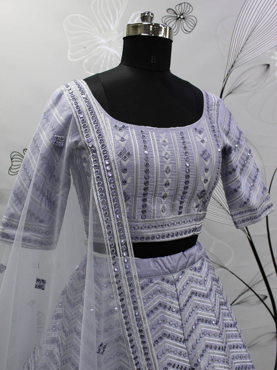 लवेंडर रेशम कढ़ाई डिजाइनर लहंगा