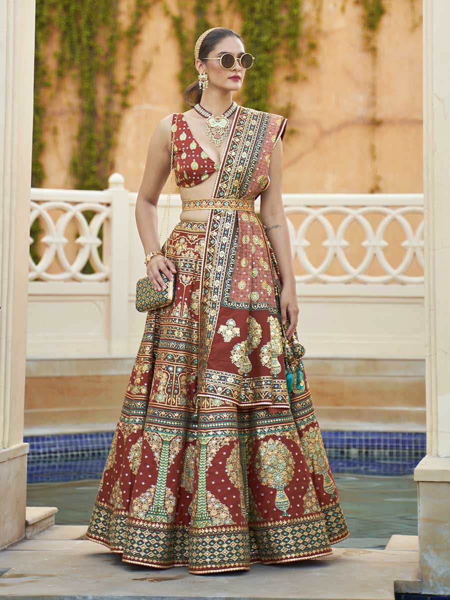 मल्टीकलर रजवाड़ी सिल्क मिरर वर्क ब्राइडल डिज़ाइनर लहंगा