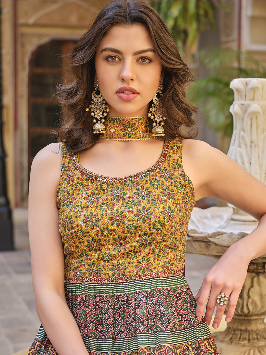 बहुरंगी शुद्ध गज्जी शरारा सूट