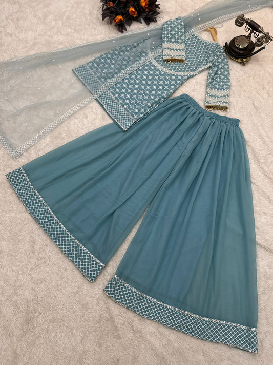 फंक्शन वियर ग्रे कलर का शरारा सूट