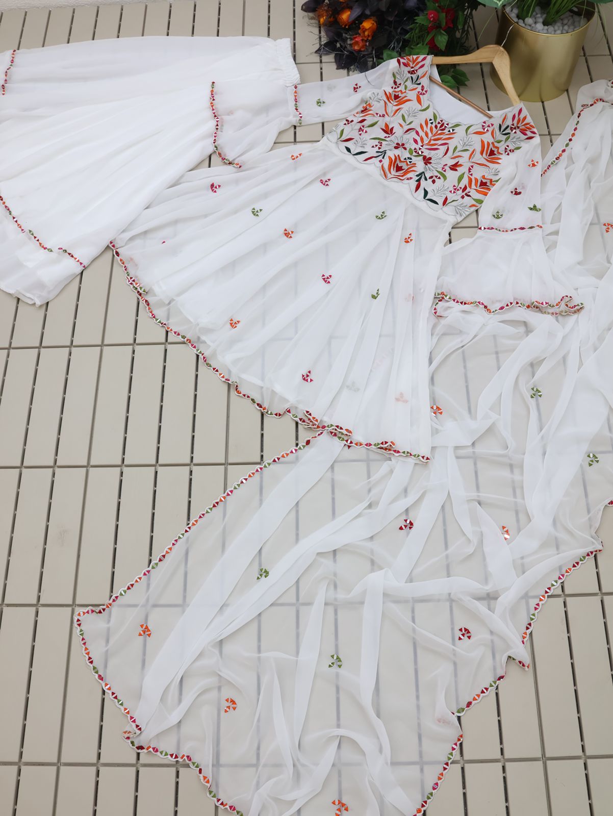 अद्भुत सफ़ेद रंग का वर्क खूबसूरत शरारा सूट