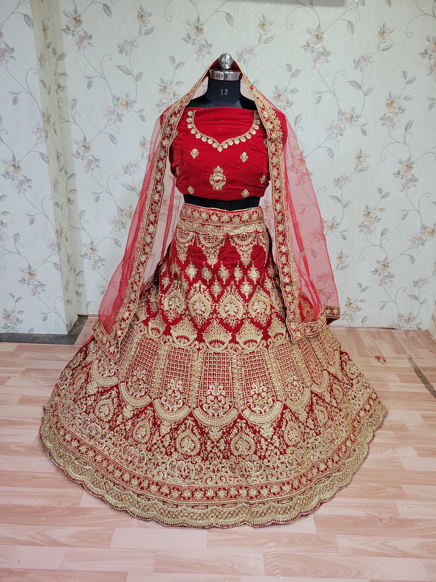 लाल रंग का डिज़ाइनर ज़रकन वर्क और डायमंड वर्क ब्राइडल लहंगा चोली