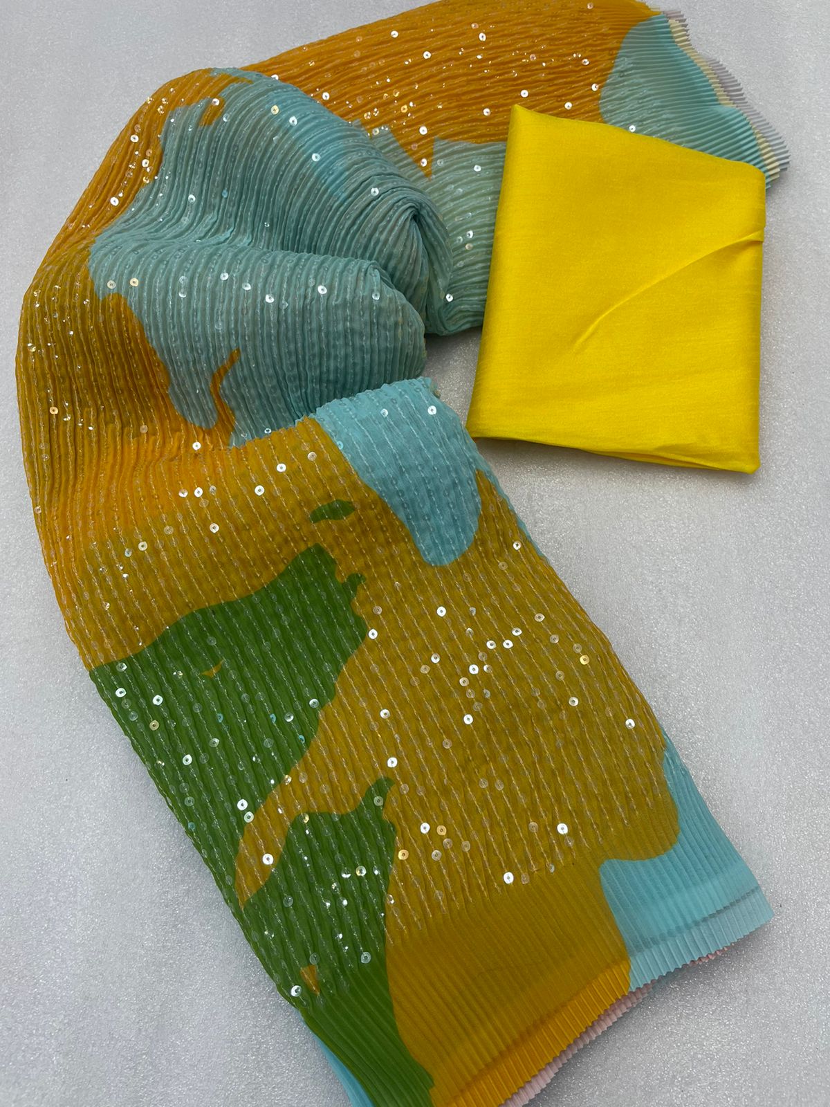 सॉफ्ट क्रश जॉर्जेट प्रिंट क्रश्ड सीक्वेंस साड़ी