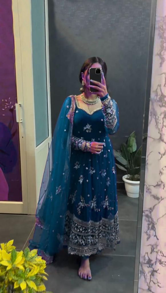 डिजाइनर जॉर्जेट सीक्वेंस वर्क गाउन