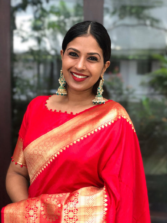 लाल रंग की बुनाई वाली ज़री वर्क वाली बनारसी सॉफ्ट सिल्क साड़ी