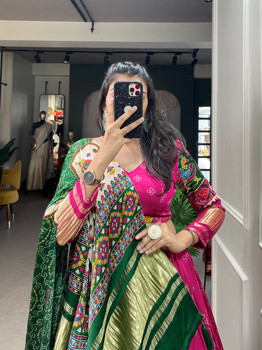 लगदी पट्टा गाजी सिल्क लहंगा चोली के साथ गुलाबी रंग का डिजिटल प्रिंटेड