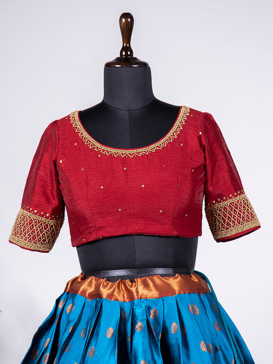 नीले रंग का ज़री बुनाई वाला जैक्वार्ड लहंगा चोली