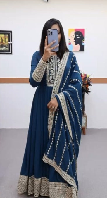 पार्टीवियर डिजाइनर जॉर्जेट कढ़ाई अनुक्रम गाउन