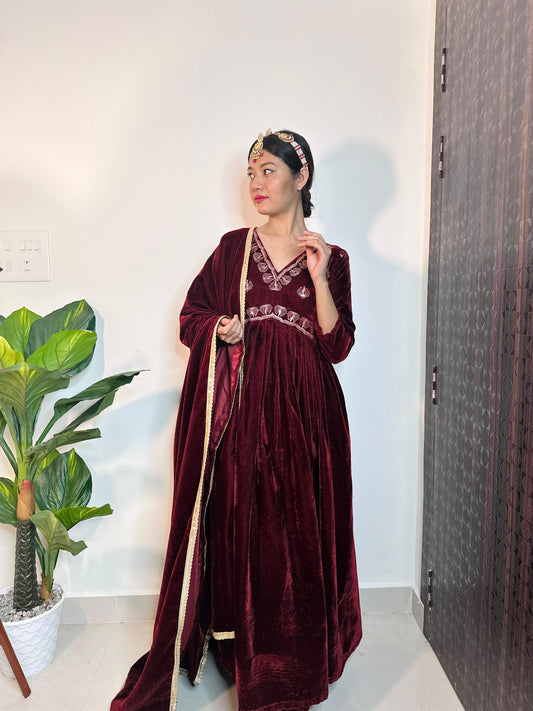 आकर्षक मखमली धागा वर्क गाउन