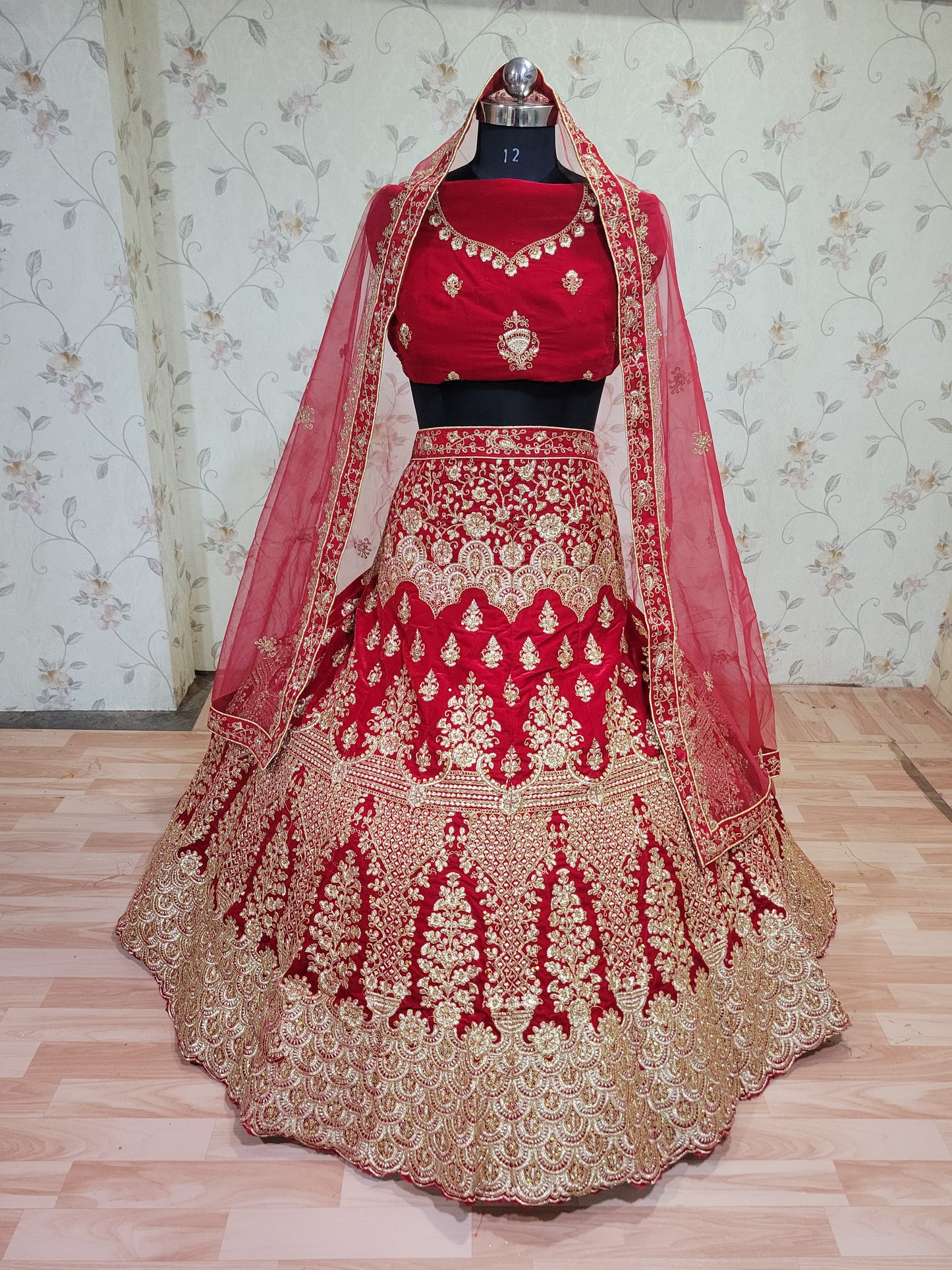 लाल रंग का डिज़ाइनर डायमंड वर्क लहंगा चोली