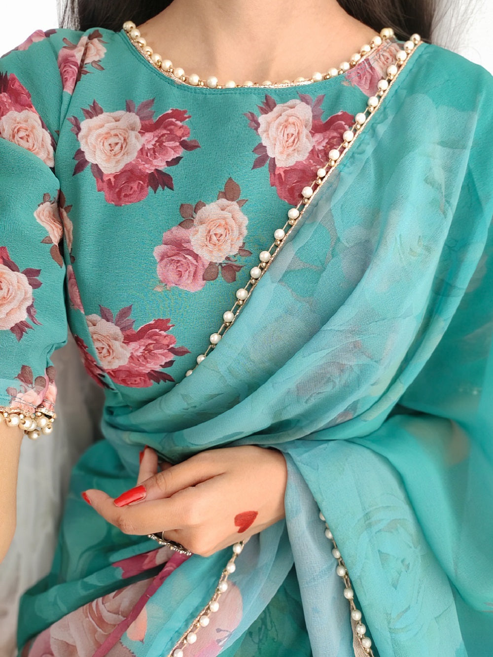 हरे रंग की प्रिंटेड पर्ल लेस बॉर्डर जॉर्जेट साड़ी