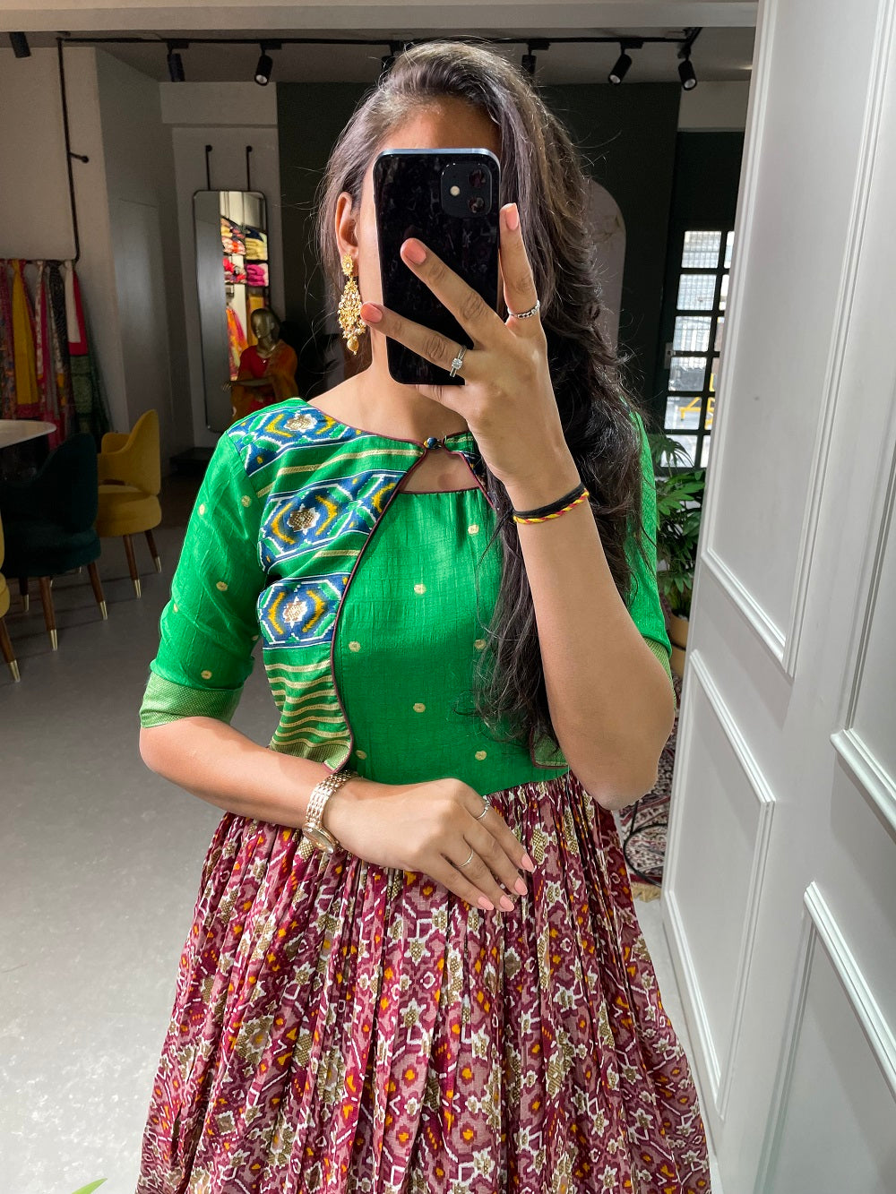 लाल रंग की पटोला पैठणी प्रिंटेड और फॉयल प्रिंटेड डोला सिल्क ड्रेस