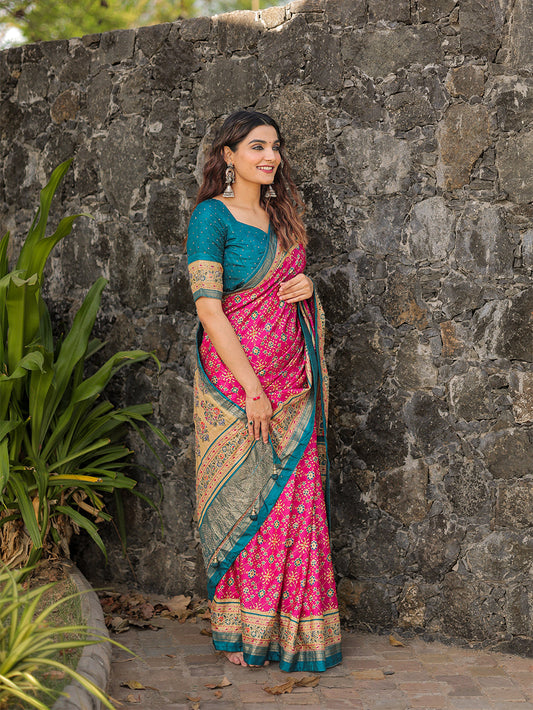 गुलाबी रंग की फॉयल प्रिंटेड और स्टोन वर्क डोला सिल्क साड़ी