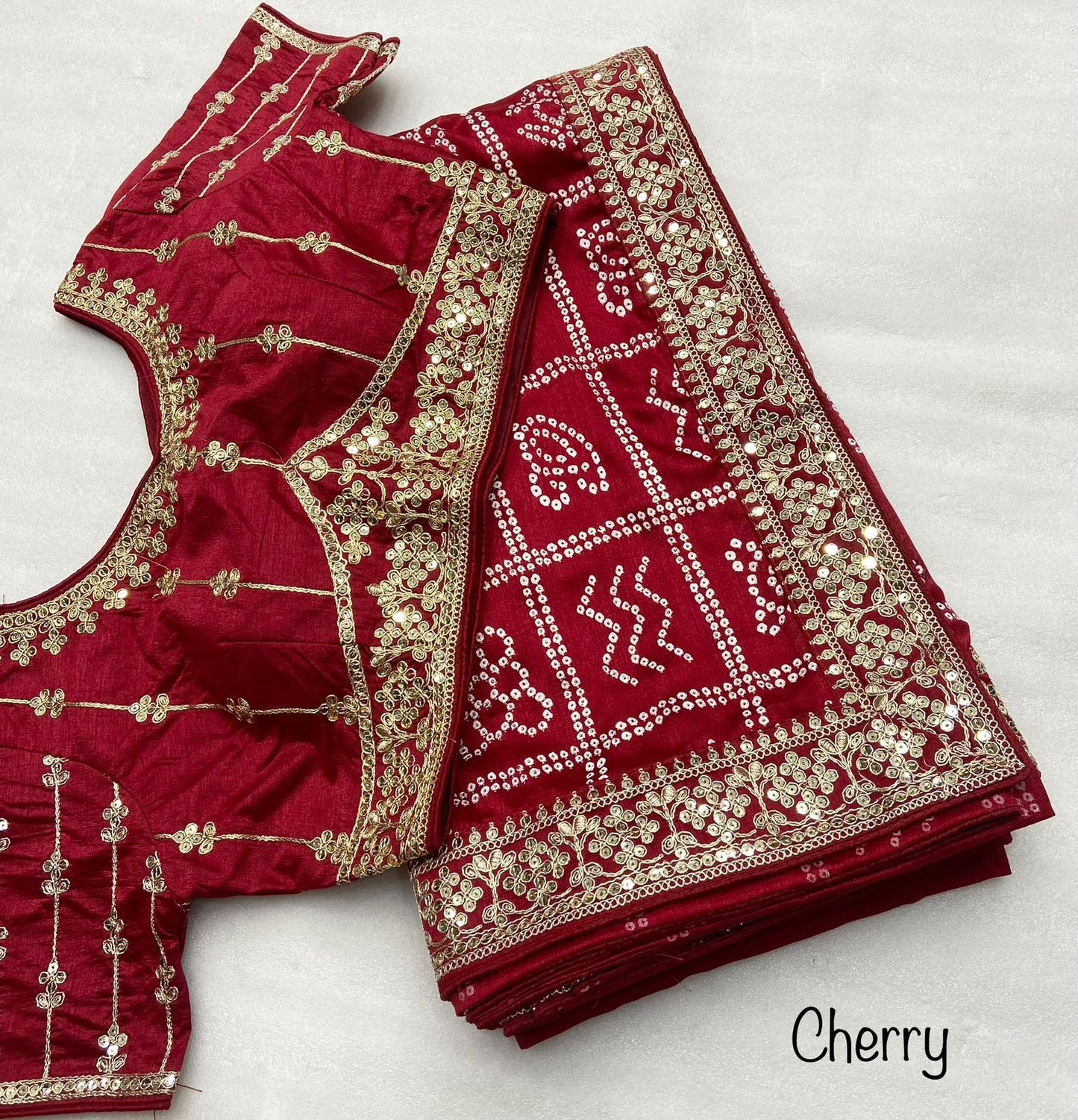 भारी विचित्र सिल्क वर्क साड़ी