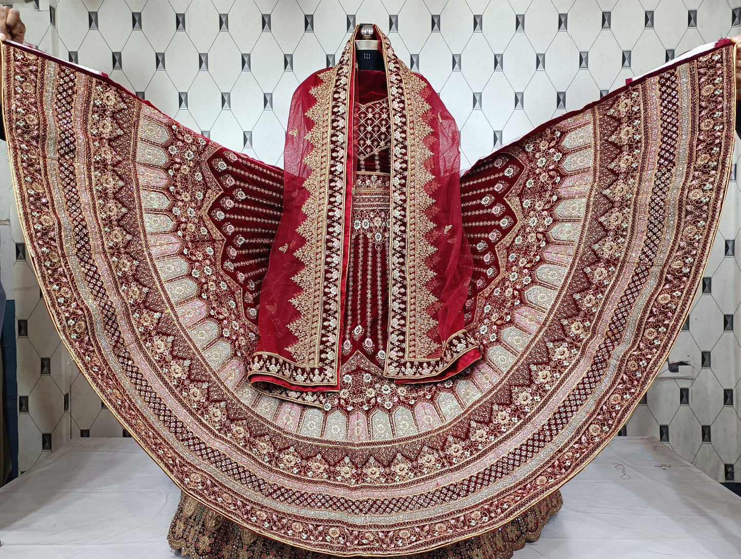 डिजाइनर जरकन वर्क डायमंड वर्क हैवी ब्राइडल लहंगा चोली