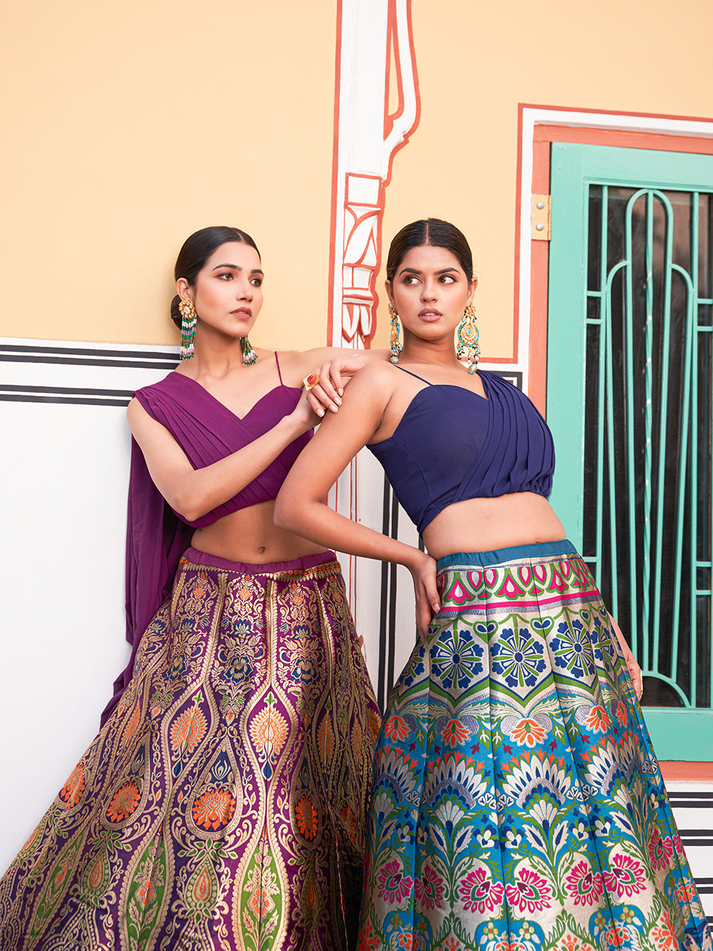 नेवी ब्लू रंग ज़री बुनाई का काम बनारसी सिल्क लहंगा चोली