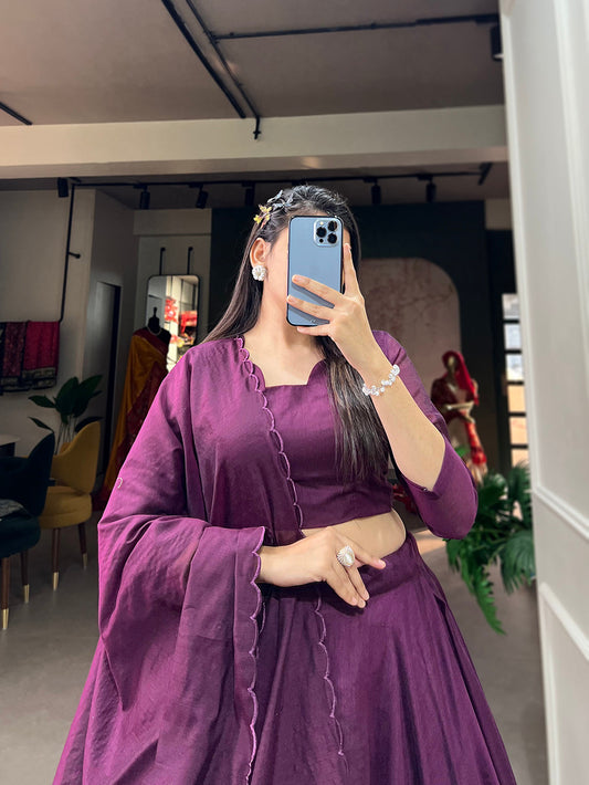 वाइन रंग का हाथ से बना फूल रजवाड़ी चंदेरी सिल्क लहंगा चोली