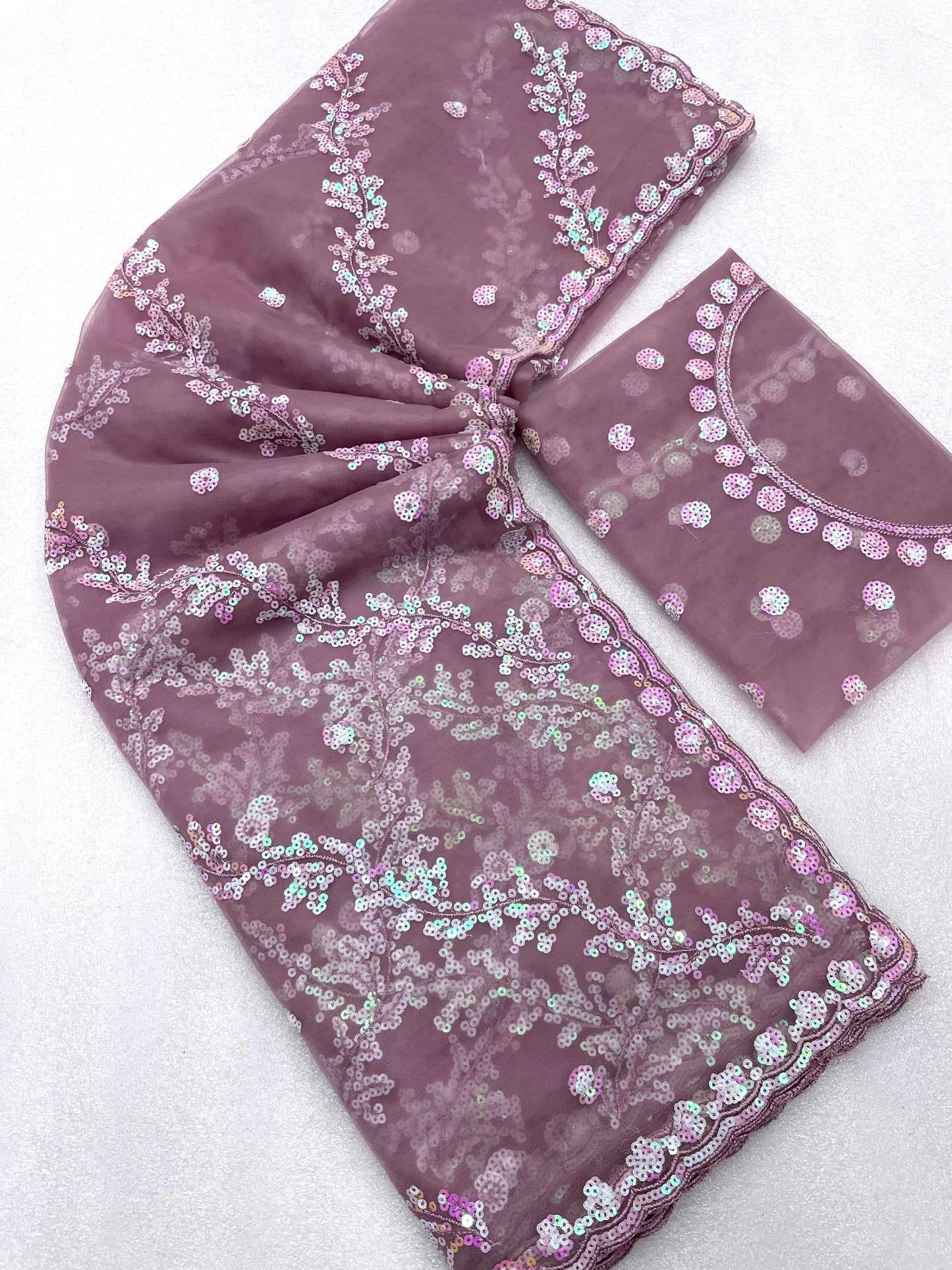 बटरफ्लाई नेट सीक्वेंस कढ़ाई वर्क साड़ी