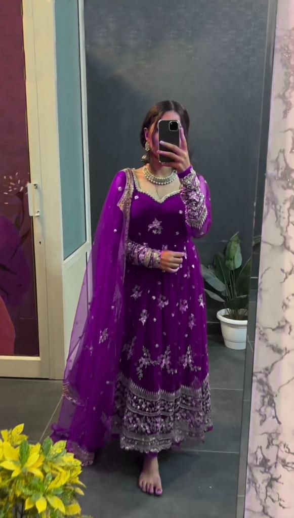 डिजाइनर जॉर्जेट सीक्वेंस वर्क गाउन