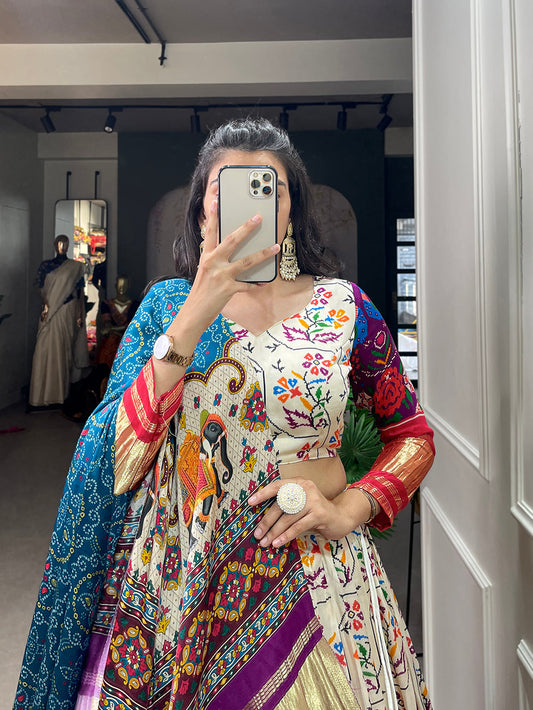 लगदी पट्टा गाजी सिल्क लहंगा चोली के साथ सफेद रंग का डिजिटल प्रिंटेड