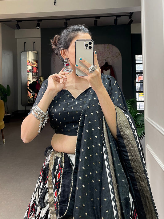 ब्लैक कलर का लहरिया फॉयल वर्क के साथ टसर सिल्क लहंगा चोली