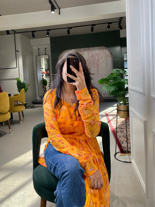 पीले रंग की फ्लोरल प्रिंटेड जॉर्जेट नायरा कट कुर्ती