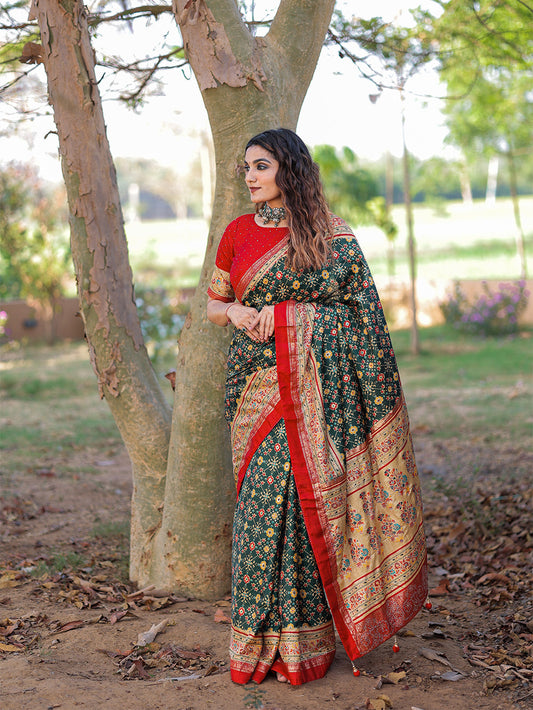 हरे रंग की फॉयल प्रिंटेड और स्टोन वर्क डोला सिल्क साड़ी