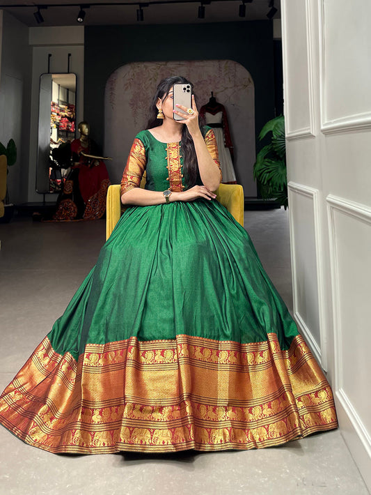 हरे रंग की ज़री बुनाई का काम नारायण पेट (कॉटन) ड्रेस