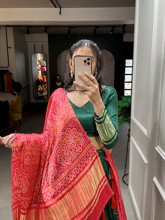 लगदी पत्ता गाजी सिल्क लहंगा चोली के साथ हरे रंग की रंगाई