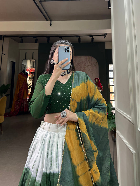 ज़री बुनाई कार्य के साथ मेहंदी रंग शिबोरी प्रिंट चंदेरी लहंगा चोली