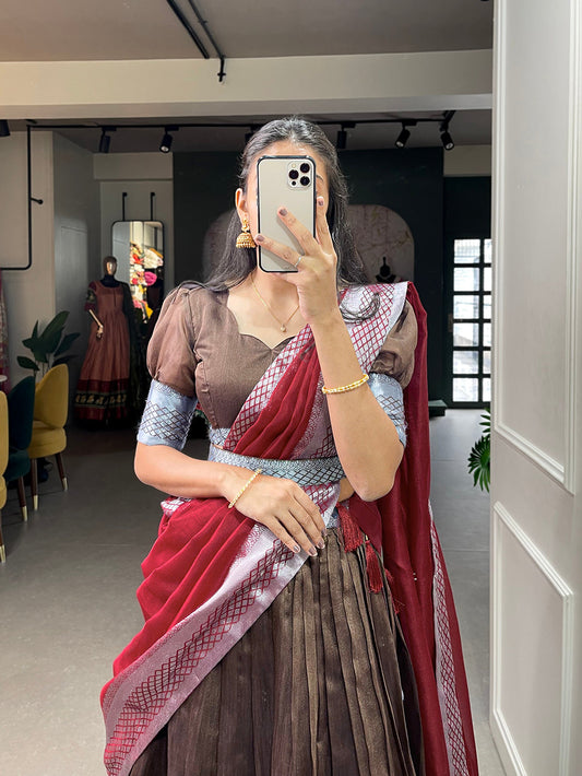 ब्राउन कलर प्लेन और सिल्वर विस्कोस चंदेरी डुपियन सिल्क सेमी स्टिच हाफ साड़ी लहंगा चोली