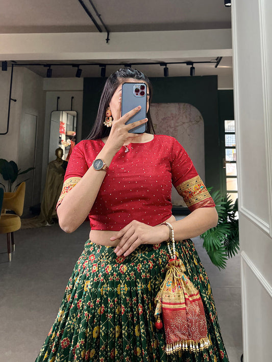 ग्रीन कलर फॉयल प्रिंट और एम्बेलिश स्टोन वर्क डोला सिल्क को-ऑर्ड सेट लहंगा