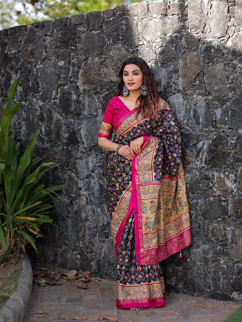 नीले रंग की फॉयल प्रिंटेड और स्टोन वर्क डोला सिल्क साड़ी